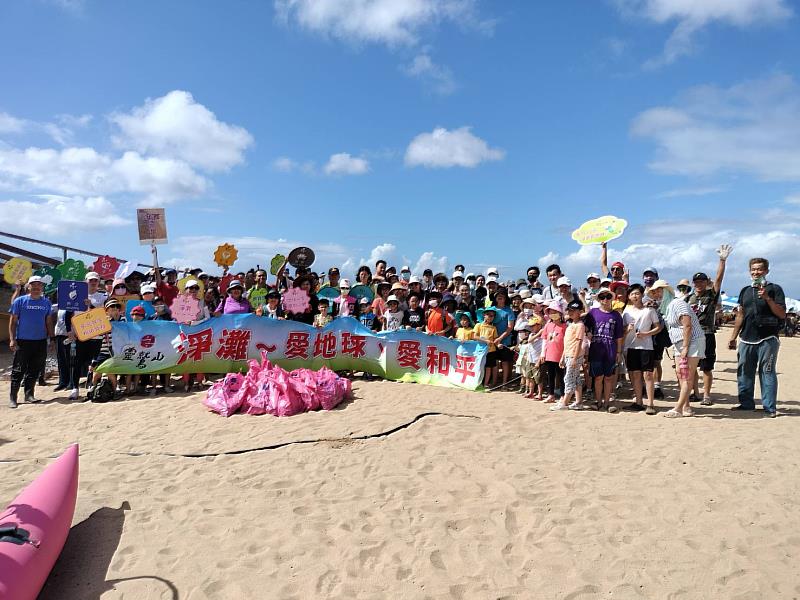 逾150位網友參參加靈鷲山淨灘愛地球，免費看沙雕活動。（靈鷲山佛教教團）