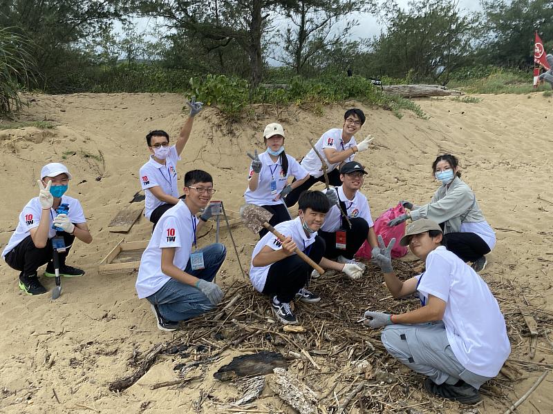 第10屆青年團孩子熱力四射，在海邊撿垃圾愛地球。（靈鷲山佛教教團）
