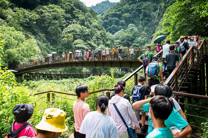 嘉義縣竹崎觀音瀑布重新開放 開園首日湧近千人-3