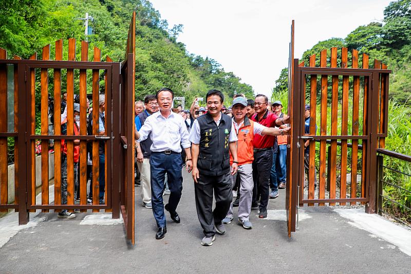 嘉義縣竹崎觀音瀑布重新開放 開園首日湧近千人-5