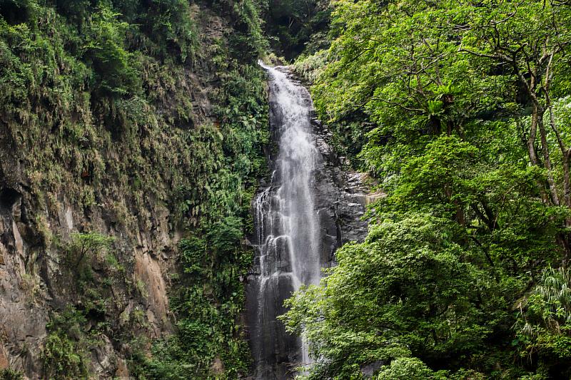 嘉義縣竹崎觀音瀑布重新開放 開園首日湧近千人-2