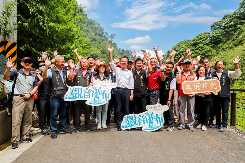 嘉義縣竹崎觀音瀑布重新開放 開園首日湧近千人-4