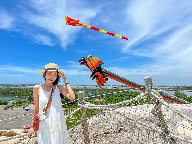 7/22-23「七股鹽山風箏嘉年華」活動箏棒，歡迎風箏愛好者、恐龍迷，以及網美，到七股鹽山度過「鹹」不下來的週末。