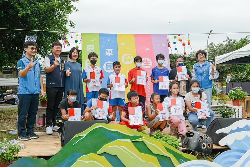 臺東環保局結合東海國小推廣太平溪濕地環境教育獲佳績 榮獲全縣海報徵選活動兩大獎項！