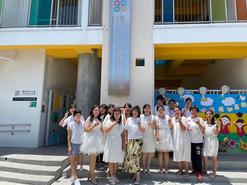 崑山土城非營園師長全體合照