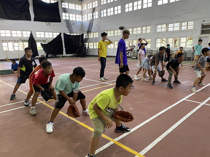 「移動棒球國」學童棒球練習