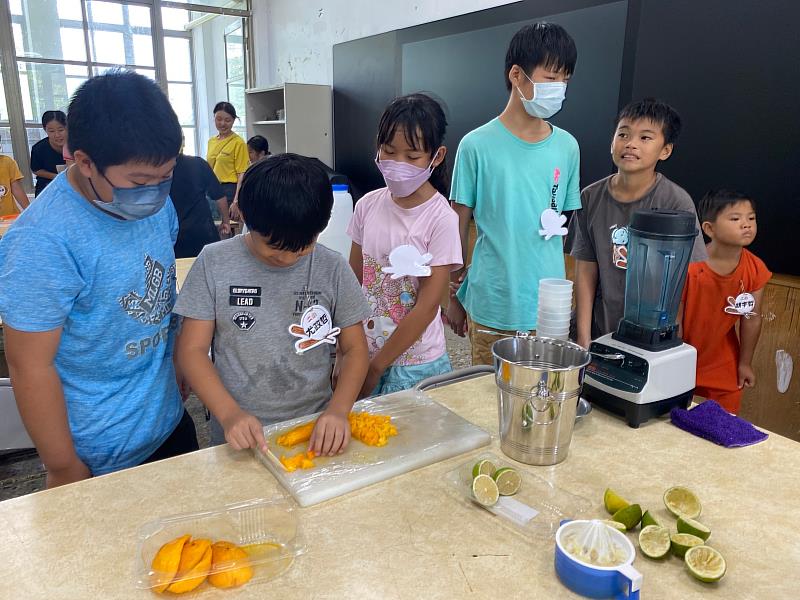教學童以屏東盛產芒果及檸檬調製飲品
