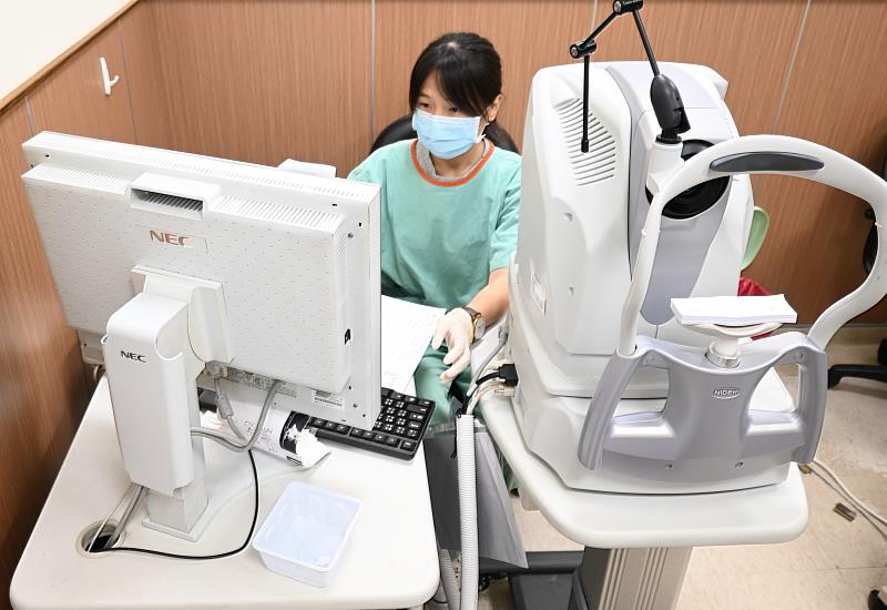 驗光師會對患者進行完整的檢查，包含度數、兩眼協調和立體感等