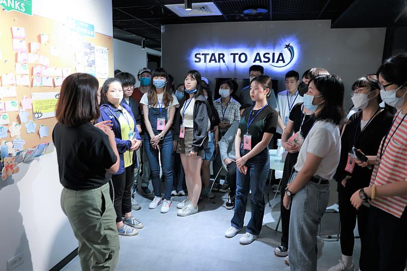 亞星通人事部為青年解說工作環境及工作內容