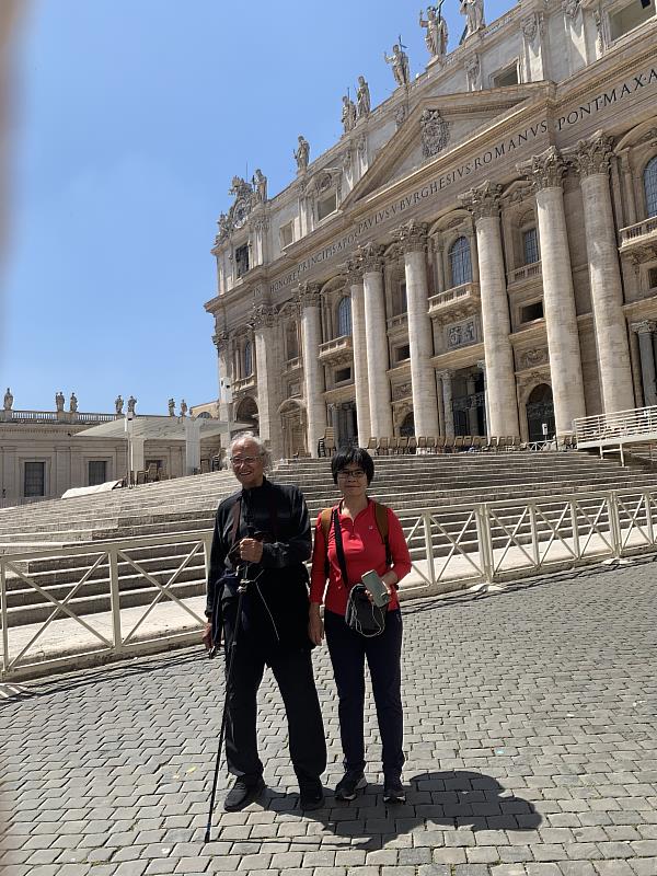 劉慧珍教授與戴宏基神父(左)走訪梵蒂岡。