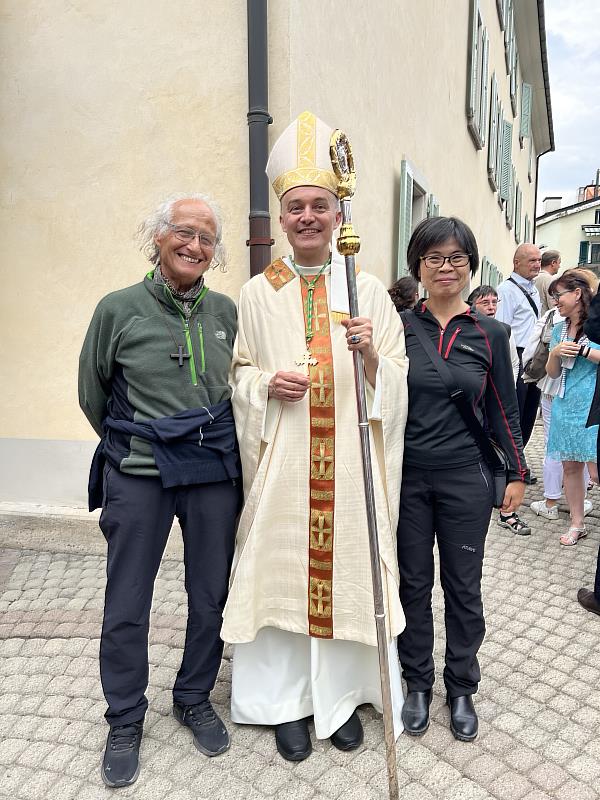 劉慧珍教授與大聖伯納修會新會長Jean-Pierre VOUTAZ(中)、戴宏基神父(左)合影。