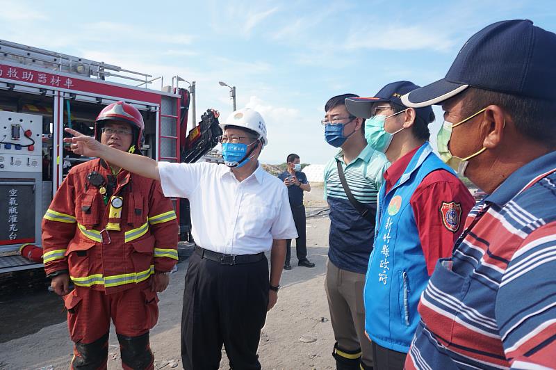 新竹縣新豐鄉垃圾掩埋場16日晚間發生火災，新竹縣長楊文科(右2)今日一早前往關心