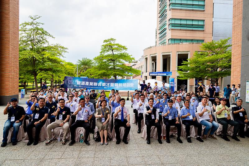 超過50家軌道相關企業到場設攤，吸引不少有意轉職的民眾了解軌道產業的徵才需求，本次開出的職缺包含建設工程、營運管理、資訊安全等。圖中前排中為高科大副校長李嘉紘(左)及鐵道局長伍勝園(右)，由於教育部也非常重視鐵道人才的教育訓練場域建置，先後補助高科大鐵道中心超過2億元經費，特別指派陳玉君專門委員(前排左五)到場了解徵才情形。