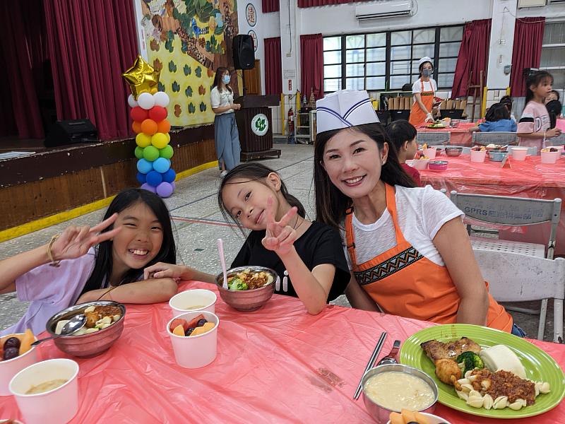 中華開發資本資深副總經理余珊蓉（右），與同仁一起響應開發金控「營養100」計畫，為偏鄉學童擔任一日廚工。