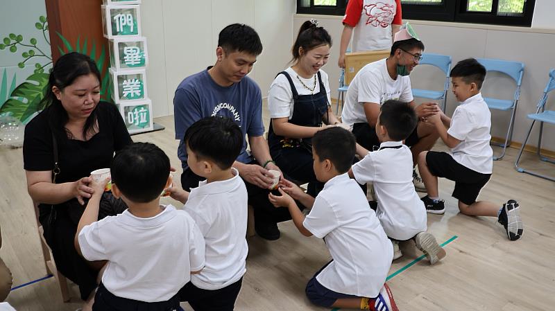 南華大學辦理嘉義縣大埔美非營利幼兒園畢業典禮，孩童奉茶感謝父母養育之恩。