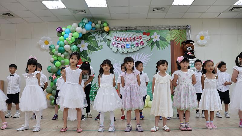 南華大學辦理嘉義縣大埔美非營利幼兒園畢業典禮，全體畢業生唱畢業歌。