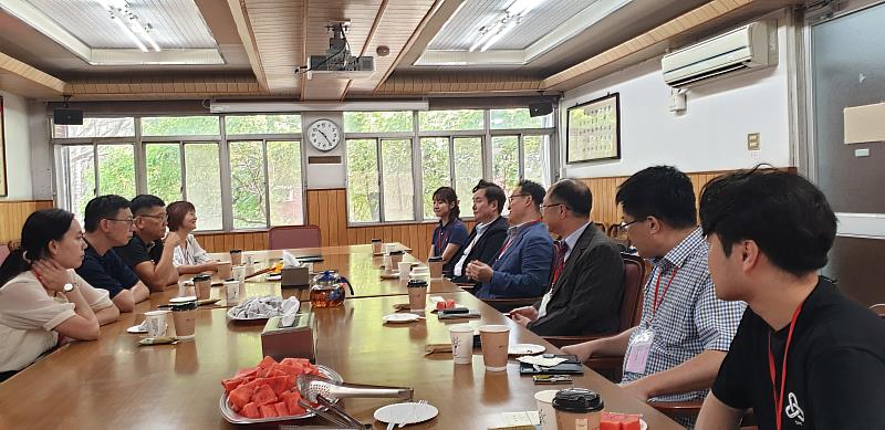 輔大中文系與會師長與韓國檀國大學日本硏究所人文韓國(HK+)事業團討論明年4月合作舉辦跨國學術研討會，並規劃未來可能合作的方案。