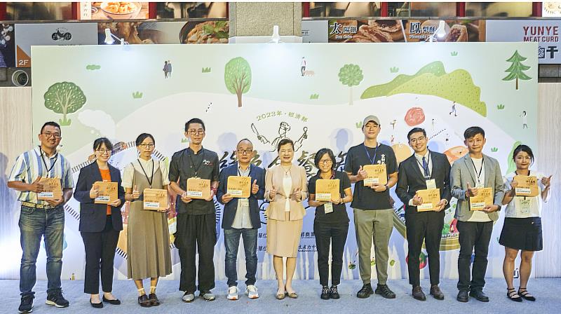 一般盒餐組優選合影,(右2)為鐘啓榮