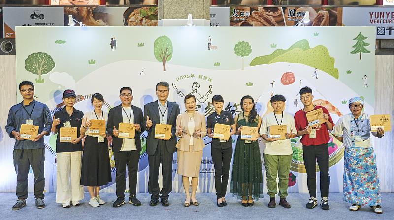 循環盒餐組優選合影,(左4)為林建穎