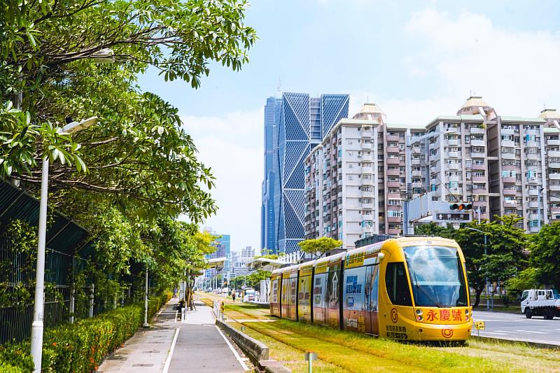 永慶號輕軌列車金黃色的車體，穿梭於高雄市區超級搶眼 圖片來源：高瞻廣告