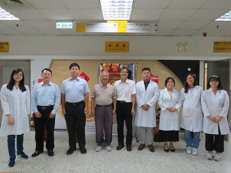 林昭庚院士帶領的中國醫藥大學跨校合作研究團隊.
