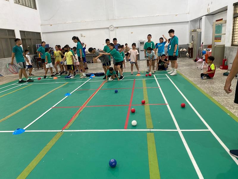 體驗融合教育地板滾球運動。