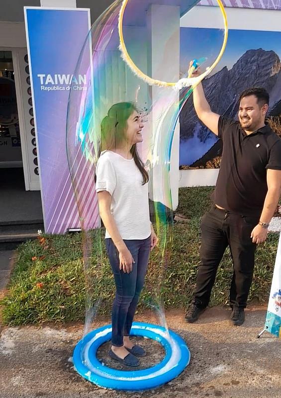 3.民眾歡喜參與泡泡體驗。(貿協提供)