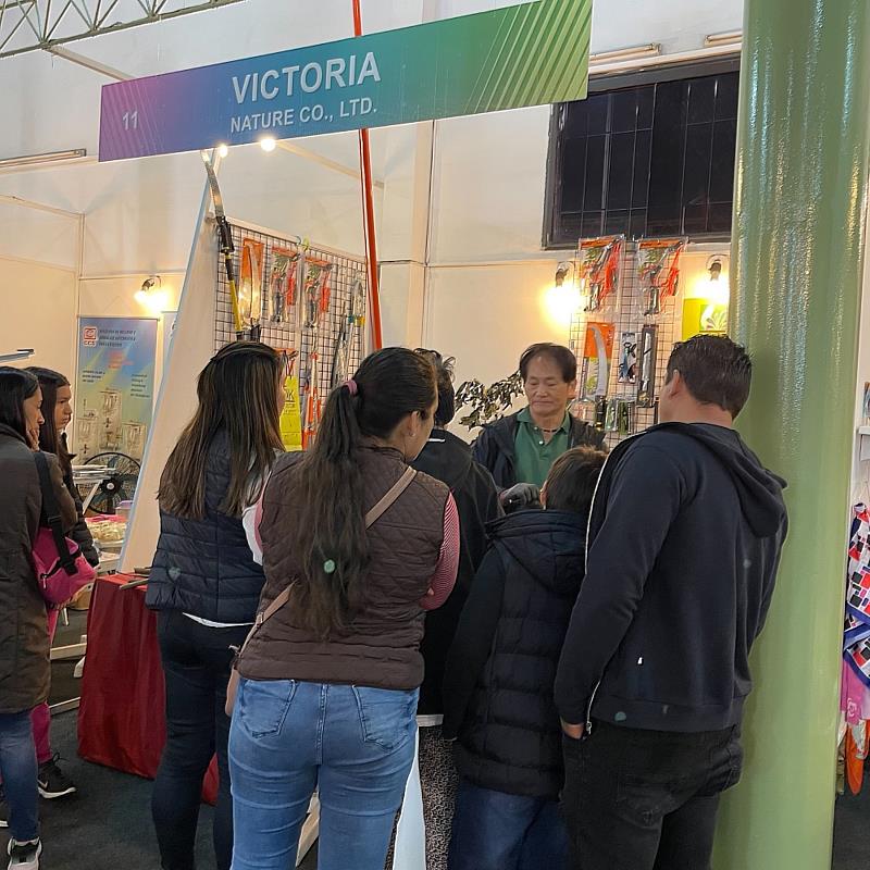 2.參展企業展示園藝及刀具，吸引現場觀展人潮。(貿協提供)