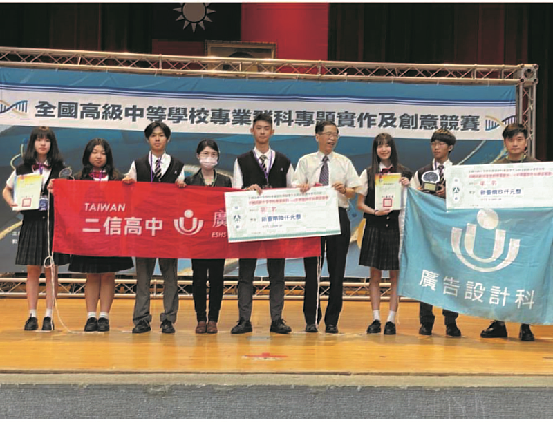 崑大空設系陳璟宏(右二)與組員參加國立師範大學主辦的「全國高級中等學校專業群科專題及創意製作競賽」，並榮獲第二名