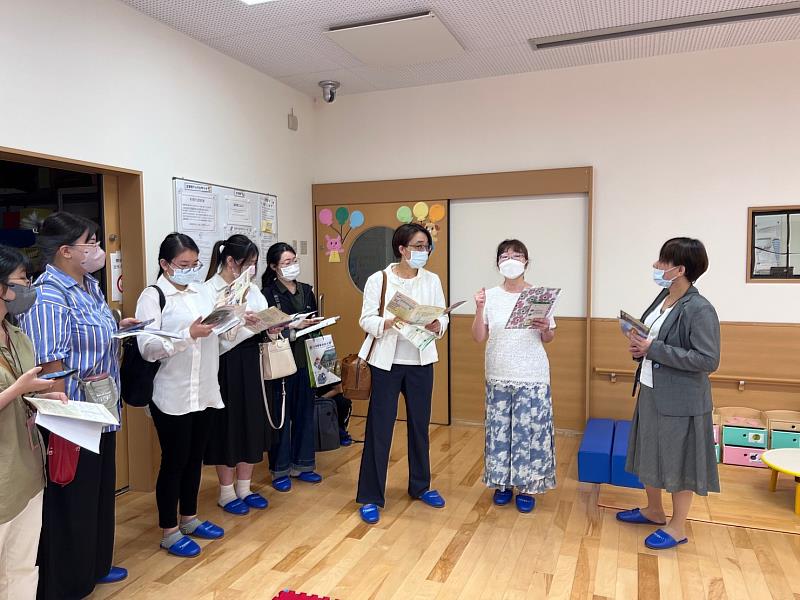 元培醫管系黃曉令老師(右二)帶學生赴日實習,參訪富山市政府委辦早療課程中心