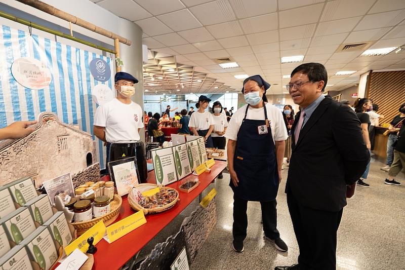 文化部常務次長李連權參觀澎湖海這邊自造工作室展位