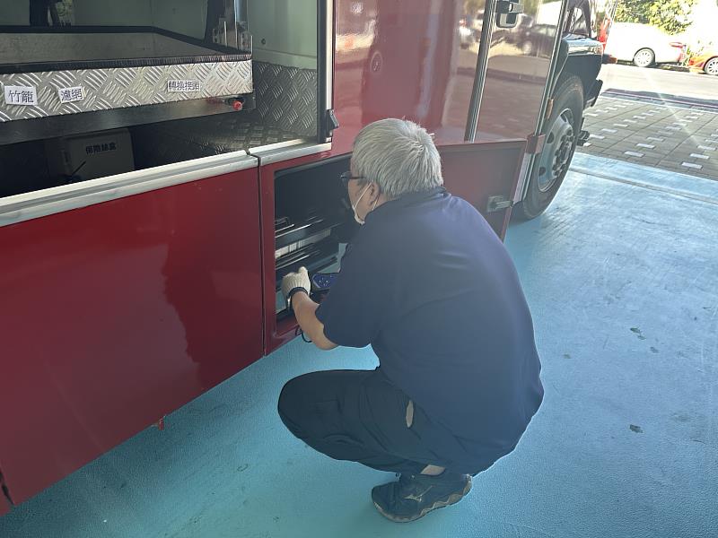 消防局於本年6月15日起配合「消防車輛保養維護抽查」期程，指導各大隊檢查人員使用各項儀器操作，熟悉電瓶健康度量測方式、車輛異常耗電情形判讀、煞車油檢測器量測含水量占比及胎紋深度量測，有助儘早發現車輛異常狀態，縮短維修等待時間，提升車輛妥善率。