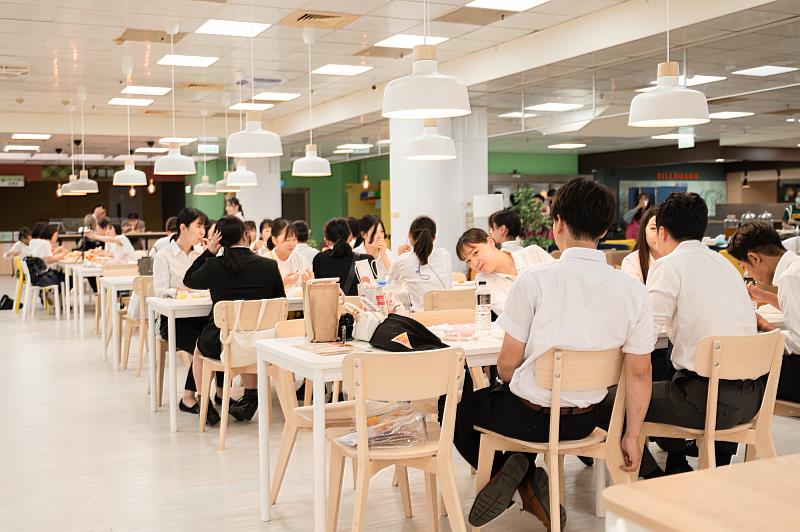 IKEA for Business全面翻新的學生餐廳讓來訪的日本學生也驚艷不已。