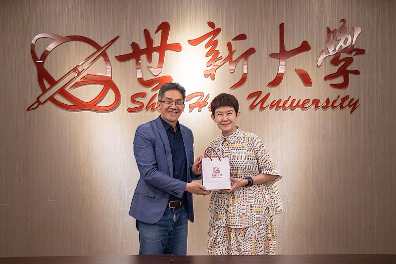 世新大學副校長賴正能歡迎校友蔣珮珮返校參訪。（世新大學提供）