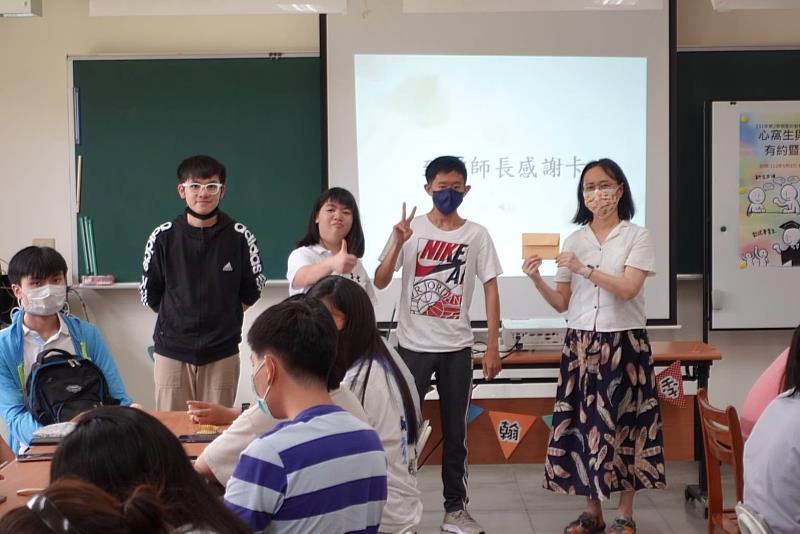 蔡路得（左三）致贈感謝卡給學生輔導中心申玉微主任（右一）。