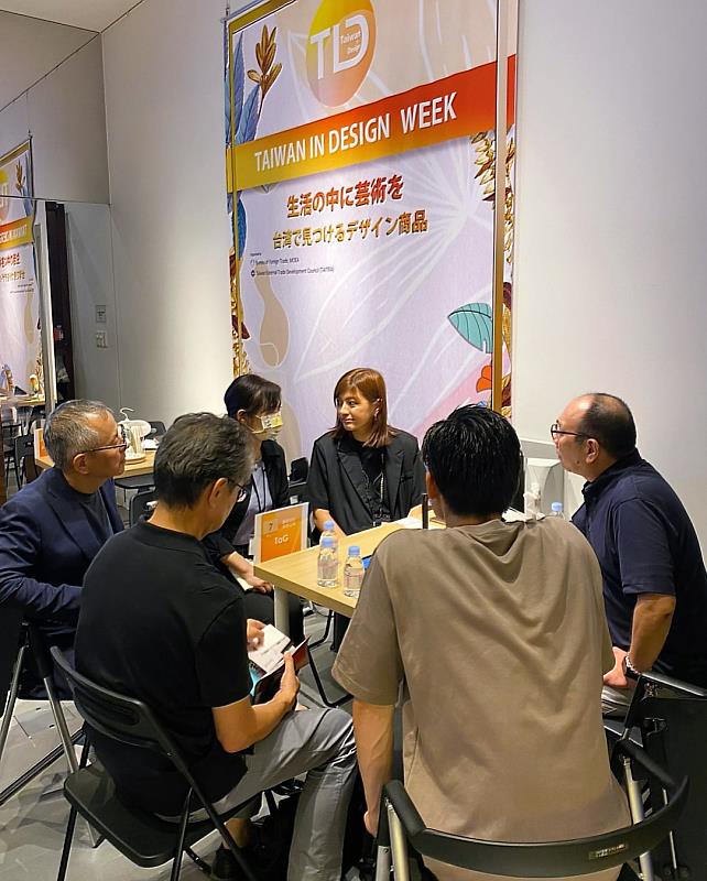 4.蔦屋文具採購代表與創夏設計議商10月上架蔦屋。