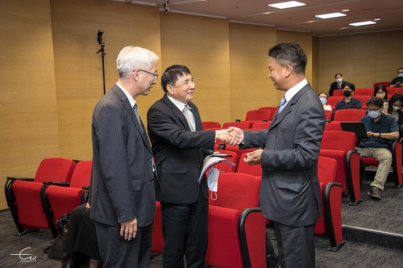 學校要將企業的需求與資源轉換成課程，將業界經驗帶入教學內容(圖為海大與鴻海簽署永續海洋MOU)