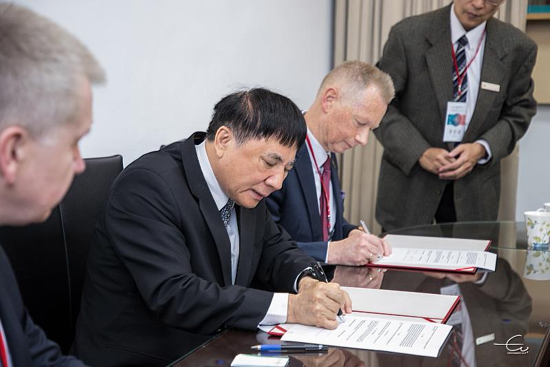 大學要特色化，扮演區域與國家中整體人才發展的關鍵角色(圖為海大與波蘭格但斯克理工大學簽署MOU