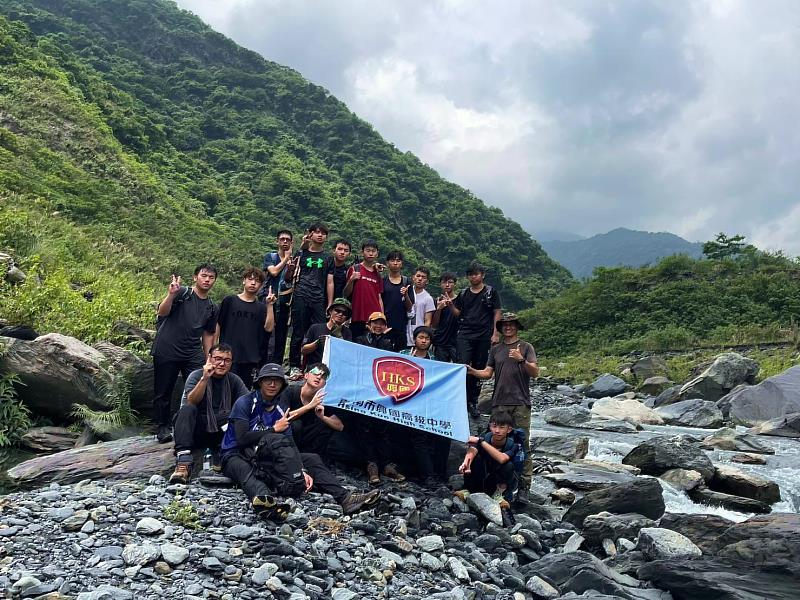 興國高中舉辦三天的山野教育期末驗收課程，師生順利完成穿越叢林的挑戰，相當難得。