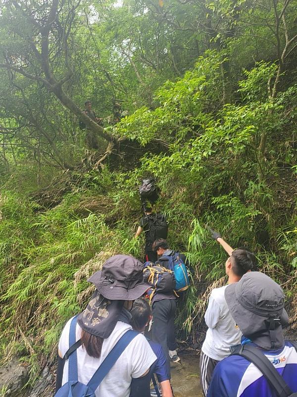 興國高中師生參加山野教育驗收課程，即使前方荊棘遍布，仍堅定完成任務，展現十足的勇氣。