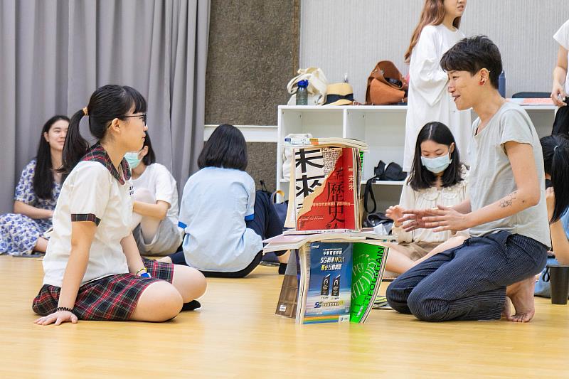 藝術家雪克《誰在寫歷史?》與參與同學討論作品內容。