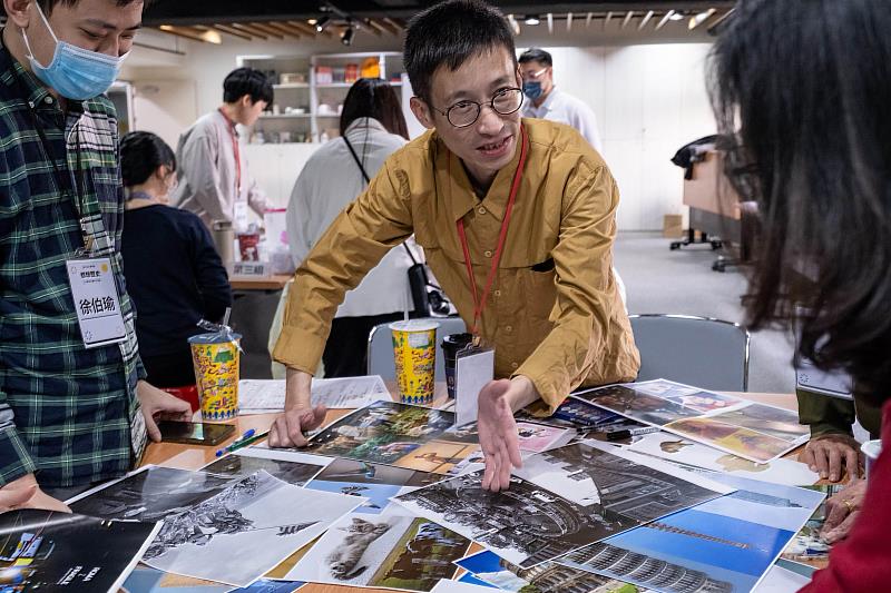 「歡迎來到歷史大片廠」參與者們與藝術家共同合作,以剪貼的形式設計影展海報,從個人的影視作品詮釋,延伸到眾人對歷史的想像。