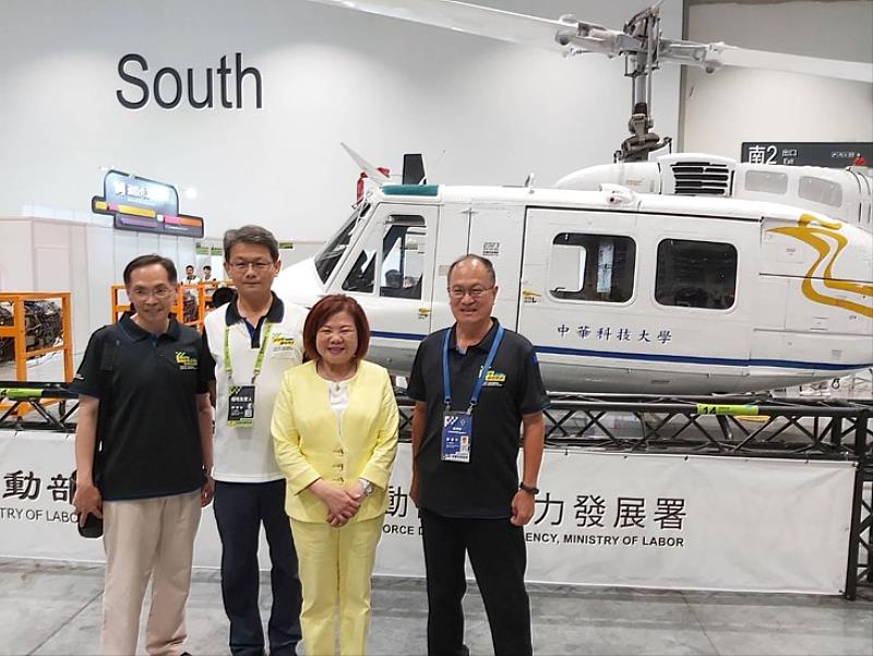 勞動部許部長巡視參訪中華科大承辦的飛機修護競賽專業設備