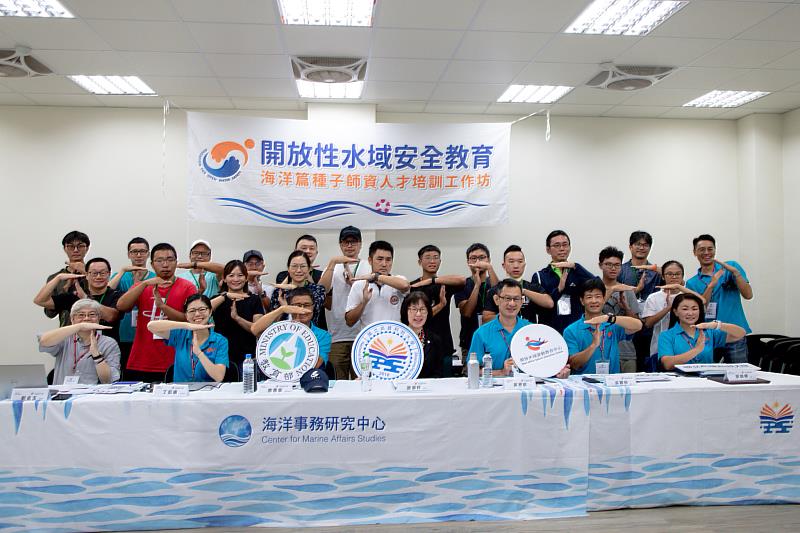 今年TTT (Training the Trainer to Train)開放水域安全教育工作坊總計吸引20名學員參與，分別來自各級學校的教師、水域活動專業人士、公務人員，以及長期從事水中救援工作的教練群，與講師們共同合影留念。