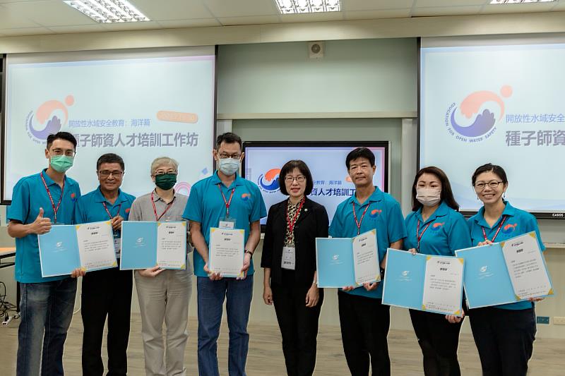 由國立高雄科技大學副校長謝淑玲教授(中)與本次活動主辦人海洋事務與產業管理研究所丁國桓助理教授(左一)，共同頒發感謝狀給予上課講師團隊(由左至右)。