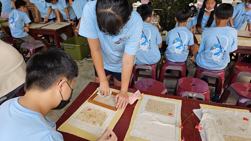 圖1 山林秘笈-水妹作坊體驗客家紙DIY ，製作專屬自己的客家紙好玩又有紀念性