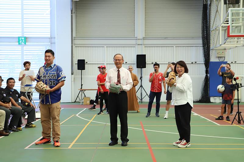 三好南華盃高中棒球邀請賽，縣市聯隊精彩開戰，由嘉義市市長黃敏惠(右)、南華大學校長林聰明(中)、樂逸集團執行長蔡肇洋(左)進行開球儀式。