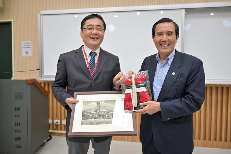 東華大學趙涵捷校長致贈紀念品予馬英九前總統。