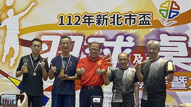 小戴學姐領軍 新北警局參加市府羽桌賽勇奪雙亞4獎盃。