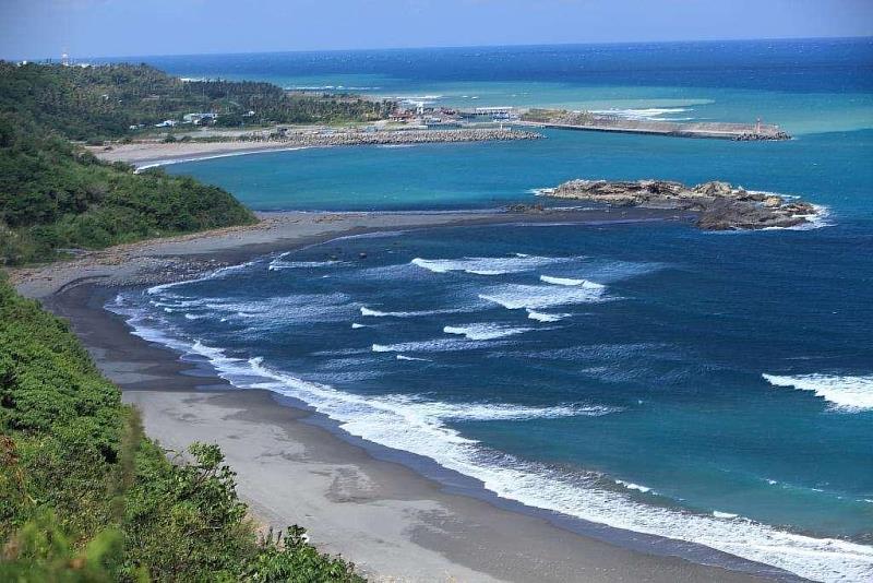 台東最美星空音樂會22日晚前進金樽陸連島沙灘 探訪IG打卡秘境 人氣樂團、選秀冠軍歌手、在地美聲 太平洋浪漫星光下輪番獻唱(照片來源:台東縣政府)